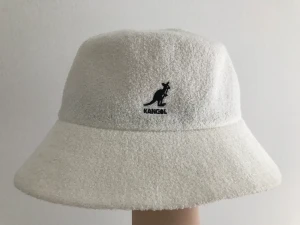KANGOL Bucket hat  - Jag har köpt dem för 4år sedan men de är helt ny