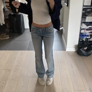 Lågmidjade jeans  - Säljer dessa skitsnygga jeansen som jag köpte i Spanien då de tyvärr är förstora för mig som har storlek 24 i midjemått på byxor 😫 De är i storlek 27 men passar även 25/26 ❤️ nypris 600kr men de är värda mer, skriv för fler bilder eller om du har frågor 🥰