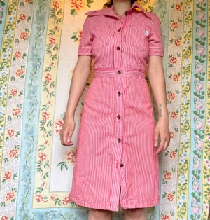 jeans kläning - röd vitt randig kläning i jeans tyg med metall knappar