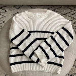 Randig stickad tröja  - Säljer denna superfina stickade tröjan då den inte kommer till användning längre❤️❤️ Den är från mango och är i storlek 152❤️ kontakta mig vid frågor eller fler bilder 