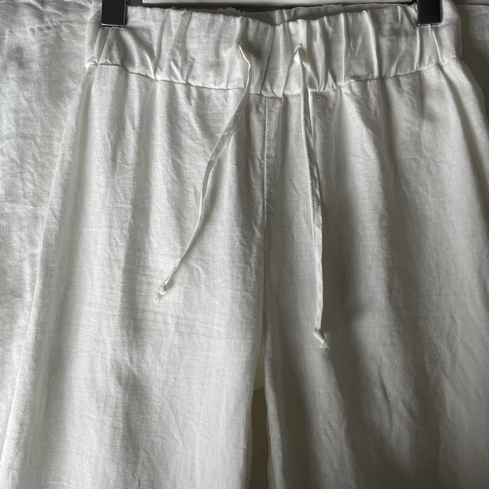 Vita linnebyxor från Alice Stenlöfs Adsgn, använda en gång, storlek xs. Nypris 999kr, slutsålda på hemsidan. Jeans & Byxor.