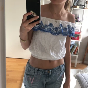 Topp - Det är en jättefin tröja som du kan ha på olika sätt och är lite skrynklig men löser sig med strykjärn✨är en liten storlek men passar större storlekar