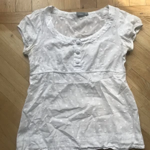 Blus - Superfin blus från Lindex som på vissa sätt liknar ”babydoll” modellen. Aldrig använt då den är för stor, så alltså i bra skick 💗