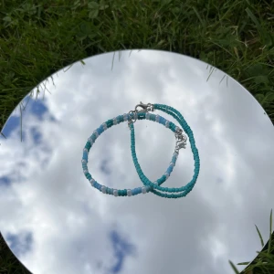 Blåa armband💙 - Två handgjorda armband i färgen blå! Om du undrar något kring armbanden är det bara att skicka ett meddelande❤️