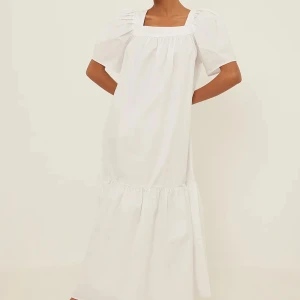 Klänning med puffärm & volang - Superfin, oanvänd klänning med puffärm och volang nertill. Storlek 36.  Säljer likadan klänning i svart också! 