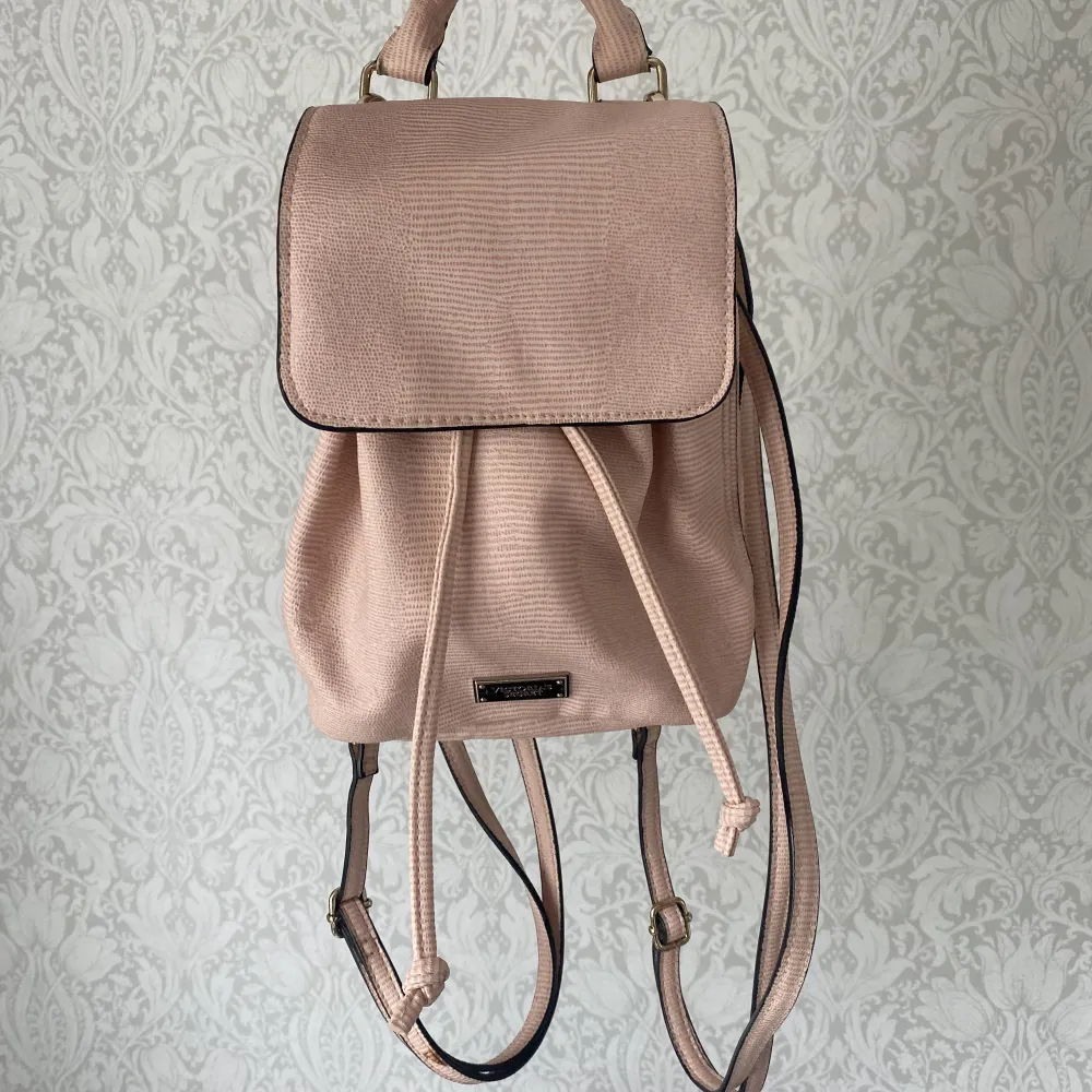 Supersöt mini-ryggsäck från Victoria’s secret💗🤍knappt använd så i väldigt fint skick! (Köpt för ca 400kr). Väskor.
