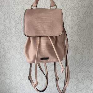 Supersöt mini-ryggsäck från Victoria’s secret💗🤍knappt använd så i väldigt fint skick! (Köpt för ca 400kr)