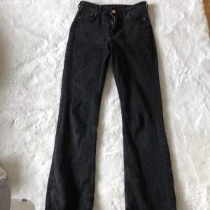 Ett par svarta jeans med en lite urtvättad färg vilket gör den jättefin, den är i ett bra skick❤️