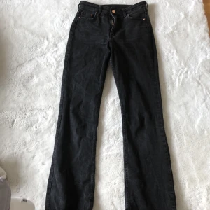 Svarta bootcut jeans - Ett par svarta jeans med en lite urtvättad färg vilket gör den jättefin, den är i ett bra skick❤️