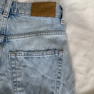 Gina jeans  - Jeans från ginatricot i mycket bra skick! Nypris låg på 599kr, men det är svåra att få tag i då det inte säljs i butik längre!💕