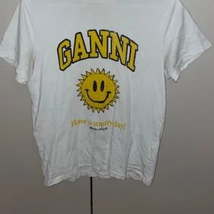 Ganni tröja  - Säljer denna superfina ganni tröja som jag köpte för cirka ett år sen, inga defekter💗💗