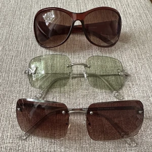 Solglasögon  - Solglasögon 50kr styck, 100kr för alla tre💕