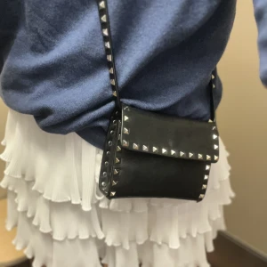 Valentino Garavani väska - Intressekoll på min älskade Valentino Garavani rockstud väska. Varsamt använd med ngra få tecken på användning. Skriv för mer 📸 Självklart äkta, box, extra saker medföljs. Säljer endast vid bra pris inga skambud. Kan tänkas byta mot annan rockstud modell💕