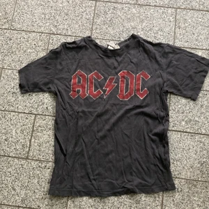 ACDC T-shirt - ACDC T-shirt från hm. Storlek XS men är liiite oversized så den har passat mig som storlek s. Lite använd men i superbra skick.