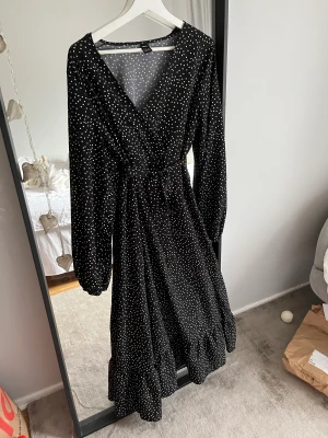 Prickig klänning - Använd någon gång, ser ut som ny. 
