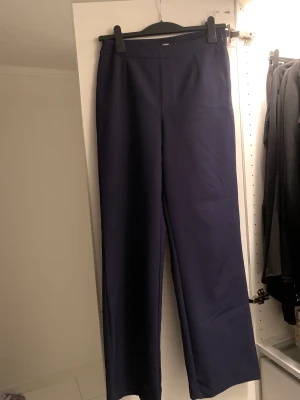 Marinblå kostymbyxor från Bikbok. - Köpt för 300 kr.