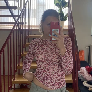 Blommig meshtröja - Hej!   En vintage blommig långärmad tröja i mesh, SÅ fin nu i sommar!🤩❤️ Står inte storlek men passar mig som har S/M och är 168cm!  Rensar garderoben och säljer ut en massa kläder! Samfraktar gärna, priset är diskuterbart vid snabb affär!❤️