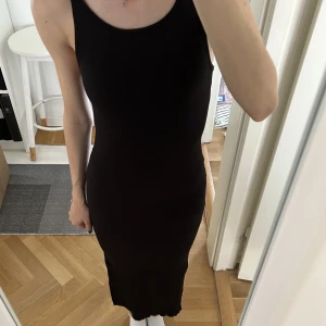 Trendig svart långklänning - Jättefin svart långklänning i nyskick, storlek xs!❤️