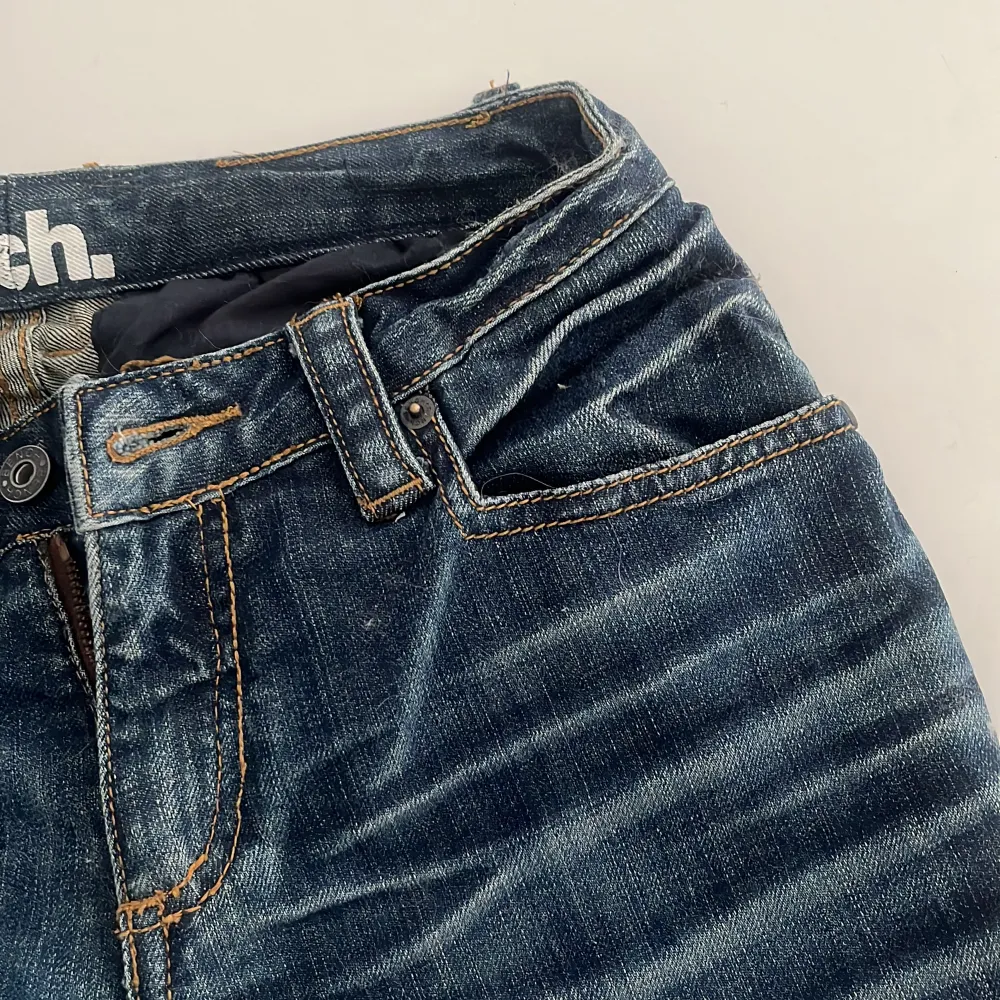 Jag säljer mina lågmidjade Bench jeans som jag älskar! Dom passar dig som är i storlek S (perfekt i längden för dig som är runt 165cm) Jag säljer pågrund utav att jag har flera likadana och önskat använda mer. Dom är i fint skick eftersom dom knappt blivit använda💕💕. Jeans & Byxor.