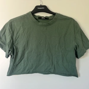 Croppad t-shirt💚 - Croppad t-shirt från Bik Bok i storlek S💚