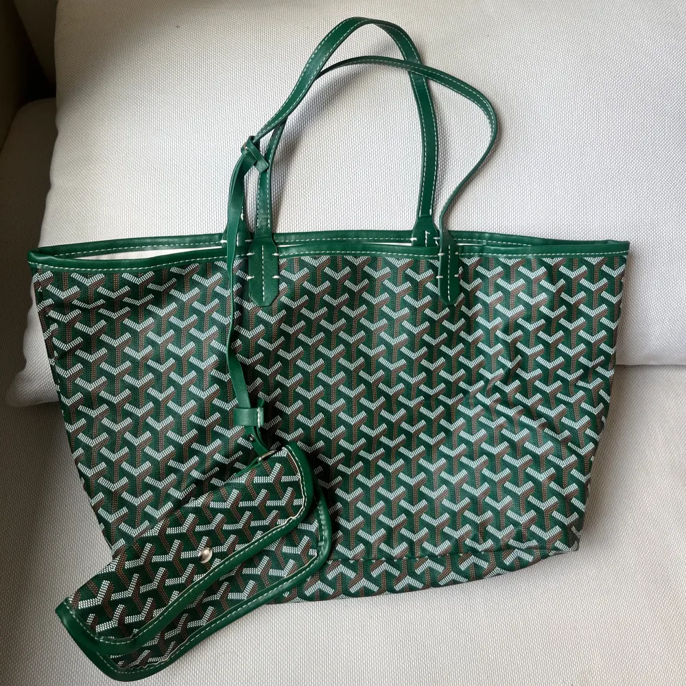 Grön super snygg goyard-liknande väska, använd en gång! Kan gå ner i pris vid snabb affär . Väskor.