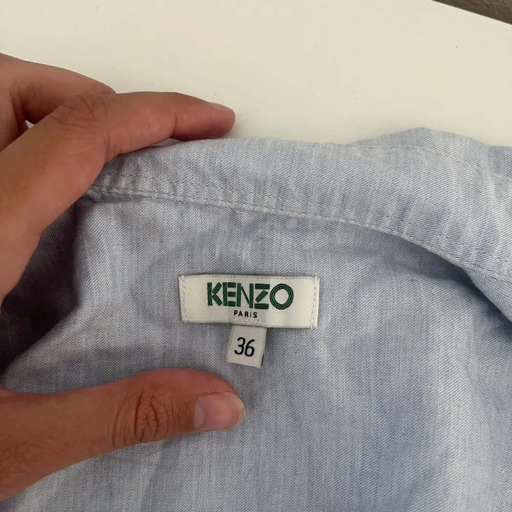Jag säljer min blå kenzo sjorta i nyskick!! Den är i storlek 36 och passar på mig dom är xs/s✨✨ . Skjortor.