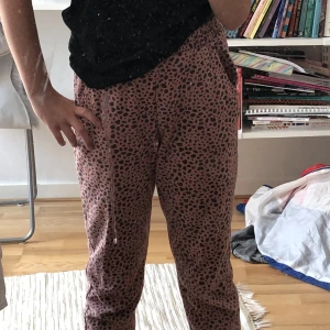  Mjukisbyxor -  säljer de här Leo rosa leopard färgade mjukisbyxorna för att det blev lite för små för mig och inte längre. De är i storlek 158. Inga tecken på slitage bara lite noppriga inuti. Säljer dom För 30 kr.