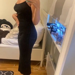 Svart klänning - klänning med slit ifrån new yorker som knappt kommer till användning. 