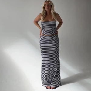 Kjol  - Hej, säljer denna as fina kjol som tyvärr var förliten när jag fick hem den, den är sydd av en tjej som säljer kjolar, jag köpte kjolen för 450kr och ser exakt lika Dan ut som LXA kjolen