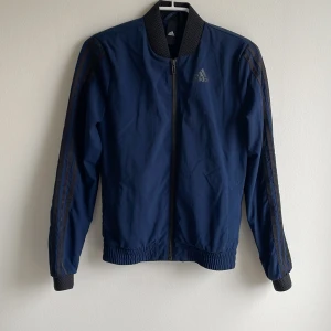 Träningsjacka - Som ny, passar även XS