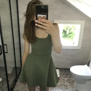 Klänning - Säljer denna söta klänningen från hm för att den inte används💕storlek 34 och jag är 172