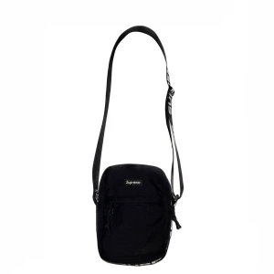 Supreme shoulder bag - Skick 9/10 Nästan aldrig andvänd Pris kan diskuteras  Mitt pris: 1000kr Retail: cirka 3000kr