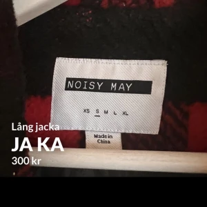 Jacka. - Rutig kappa. Använt skick. Köparen står för frakt.