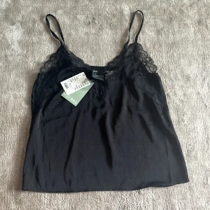 linne - helt nytt pyjamas linne från hm som aldrig är använt, endast provat och tyvärr inte passade. köpt för 199 och säljer för 100kr. köparen står för frakten👌