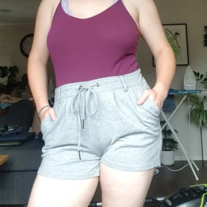 Gråa Shorts - Säljer då den inte kommer till användning. De har fickor!! Storlek M men passar mig som är L Mer bilder? Tveka inte att skriva! 