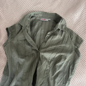 Kortärmad grön skjorta - En kortärmad mörkgrön skjorta perfekt nu till sommaren