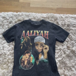 AALIYAH GRAPHIC TEE - AALIYAH GRAPHIC TEE. Used once, 9/10 Quality. 