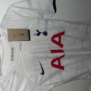 Fotbolls tröja  - Säljer en helt ny Tottenham fotbolls tröja player version säsong 23-24 frakt ingår och pris kan diskuteras. 
