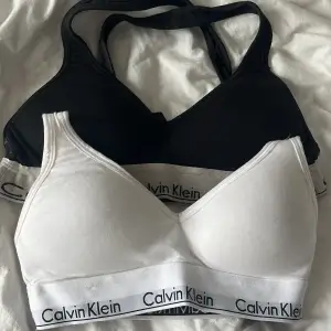 säljer två st Calvin Klein bralette lift’s då de är för små. Den svarta är ganska använd och därmed lite sliten (se bild 2 och 3), men den vita är som ny. Säljer dem endast ihop och ej styckvis!! Skriv privat vid fler frågor🥰