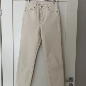 Jeans, HM, Stl 36 - Ankellånga creamefärgade jeans från HM. Använda 1-2 gånger. Inga märken, endast original-slitningar. Hög midja, avsmalnande ben. Djur- och rökfritt hem.