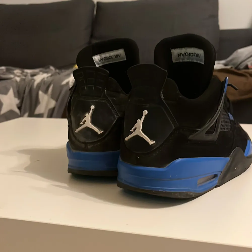 Säljer dessa Jordan 4 pågrund av att dem är för stora för mig och inte riktigt min stil köparen står för frakt och priset är inte hugget i sten.. Skor.