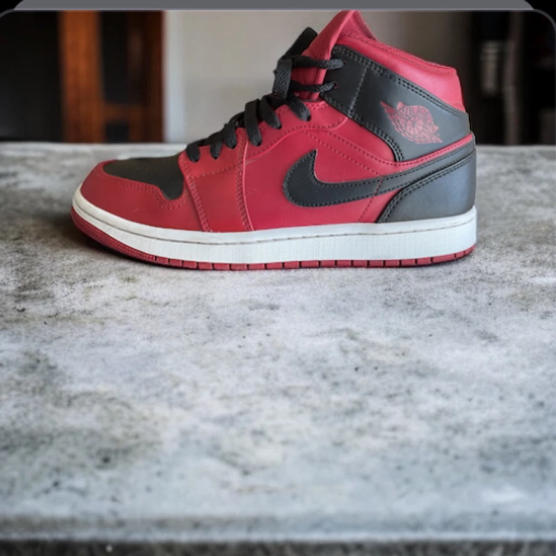 Jordan 1 mid i väldigt bra skick med original låda  - 90