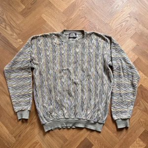 Hikers internat kofta stickad - Stickad kofta i bra skick utan skador. Bra passform och coolt mönster 