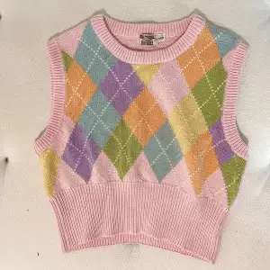 Söt y2k argyle väst i rosa som är köpt secondhand! Den är lite croppad och passar mig som vanligtvis bär storlek xs.