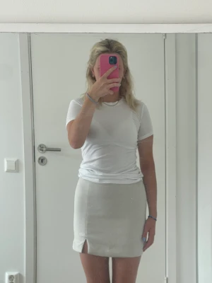 Kjol  - Beige kjol från Ginatricot. Nästintill oanvänd. 