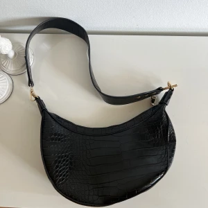 krokodilmönstrad axelremsväska   - endast använd ett fåtal gånger, men har knappt täcken på användning, så nyskick. ett litet fack i väskan på sidan utöver det stora facket. 💕 bandet går att ta av om man vill! Nypris: 299 