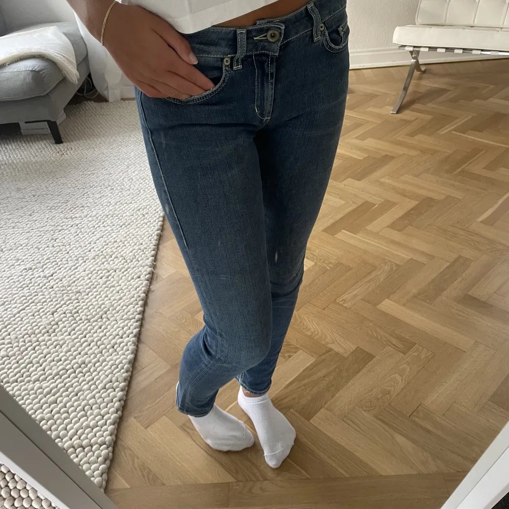 Säljer ett par Dondup jeans (low waist) i modellen MONROE💕Använda få gånger. Jeans & Byxor.