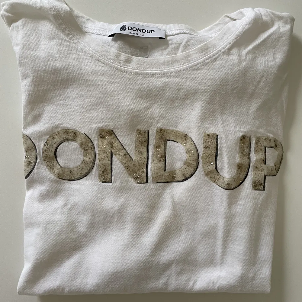 Säljer en vit t-shirt med text från Dondup🤍. T-shirts.