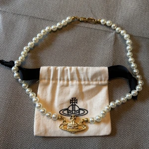 Vivienne westwood halsband - Har nu bestämt mig för att sälja detta glamorösa pärlhalsband.  Försiktigt använd endast ett par gånger.🌼  Cond 9,5/10  Perfekt nu till sommaren!  Fler bilder fås vid förfrågan.