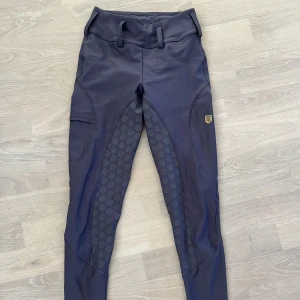 Maya Delorez Ridbyxor  - Säljer mina Maya Delorez ridbyxor i deras ”performance” modell. Säljer pg att de inte kommer till andvändnig. De är helskodda i storlek XXS och mycket bra skick. Originalpris - 1299 Mitt pris - 600 Köparen står för frakten🥰